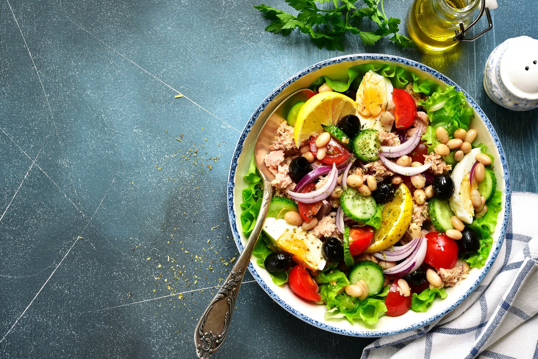 Tuna salad with vegetables and white bean